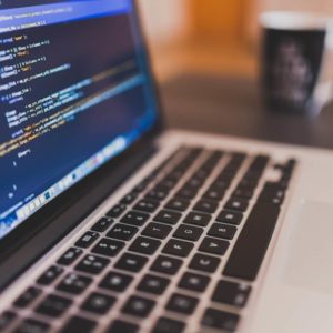 Coderen op laptop