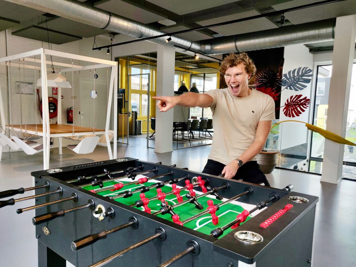 Sander wint een potje tafelvoetbal